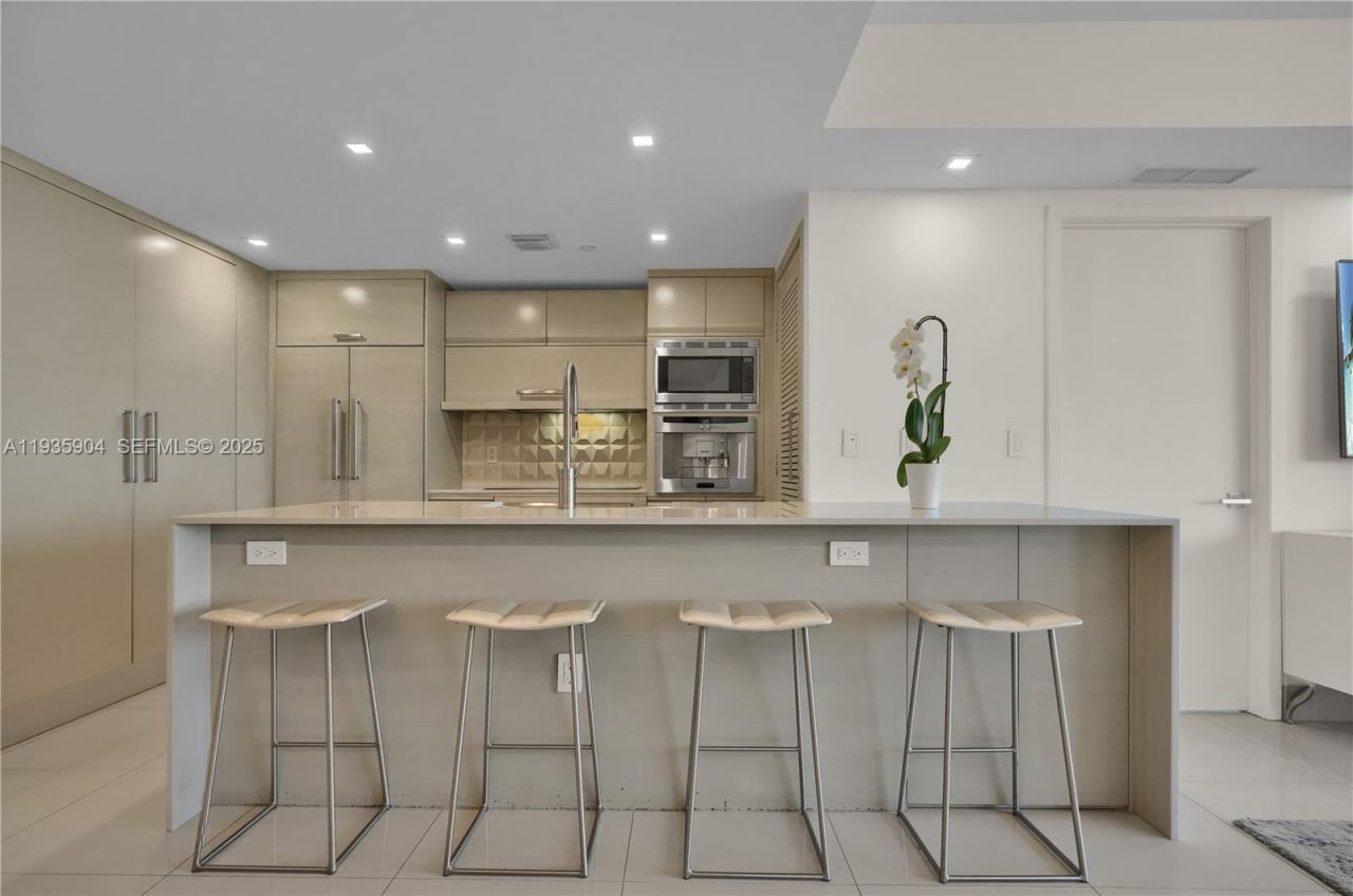 5875 Collins Ave, Unit 1003, Miami Beach, FL 33140 Photo