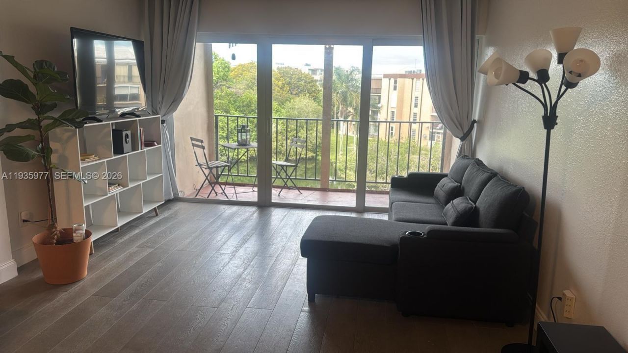 8897 Fontainebleau Blvd, Unit 408, Miami, FL 33172 Photo