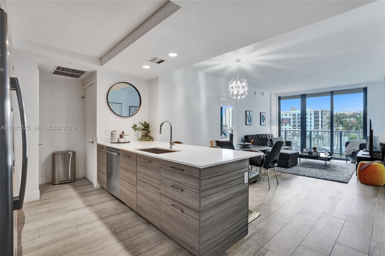 121 NE 34th St, Unit 902, Miami, FL 33137 Photo