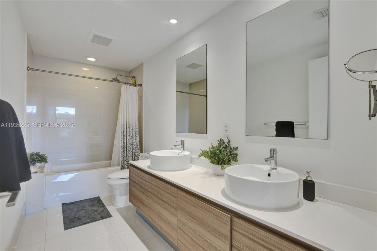 121 NE 34th St, Unit 902, Miami, FL 33137 Photo