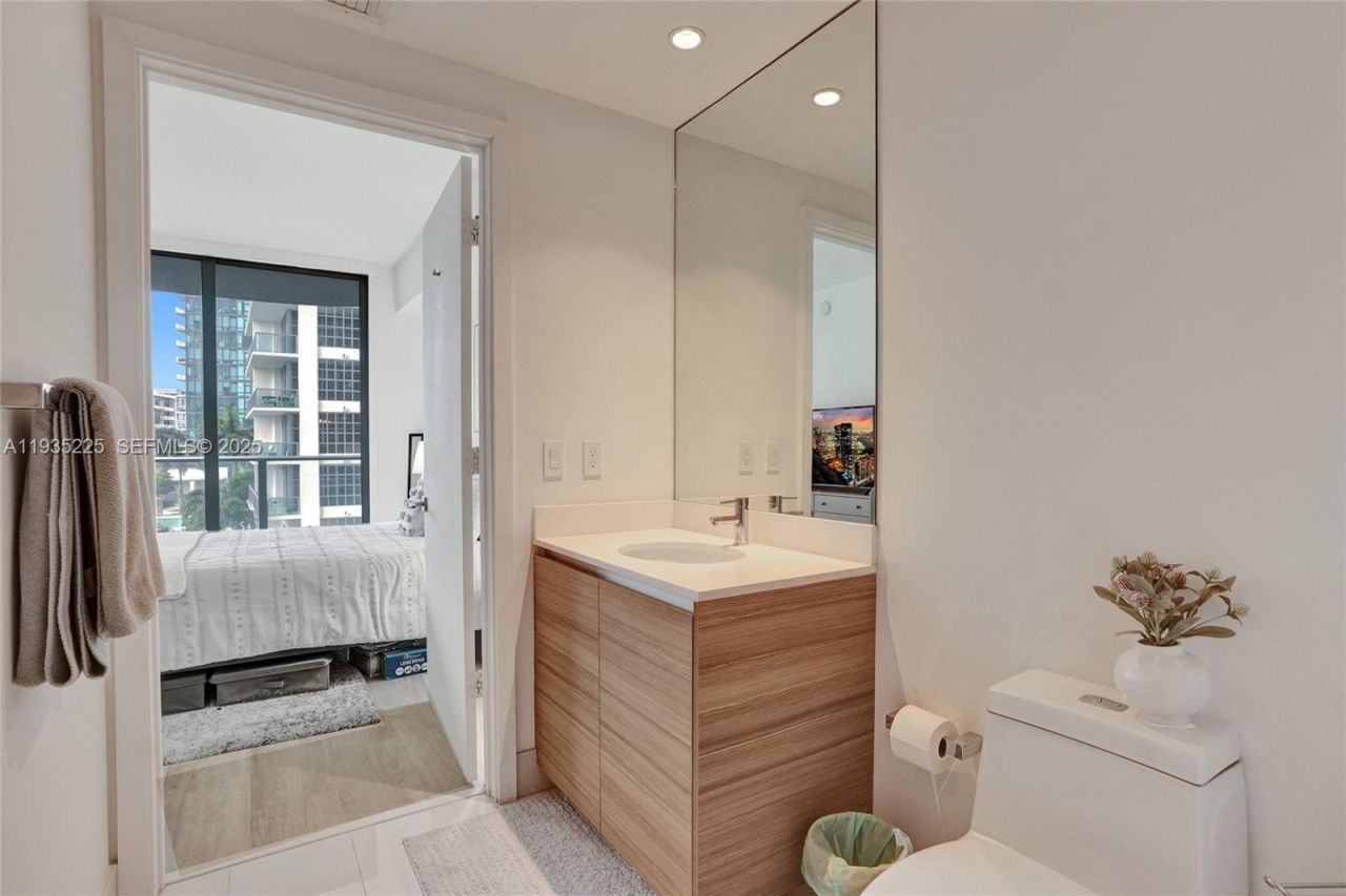 121 NE 34th St, Unit 902, Miami, FL 33137 Photo