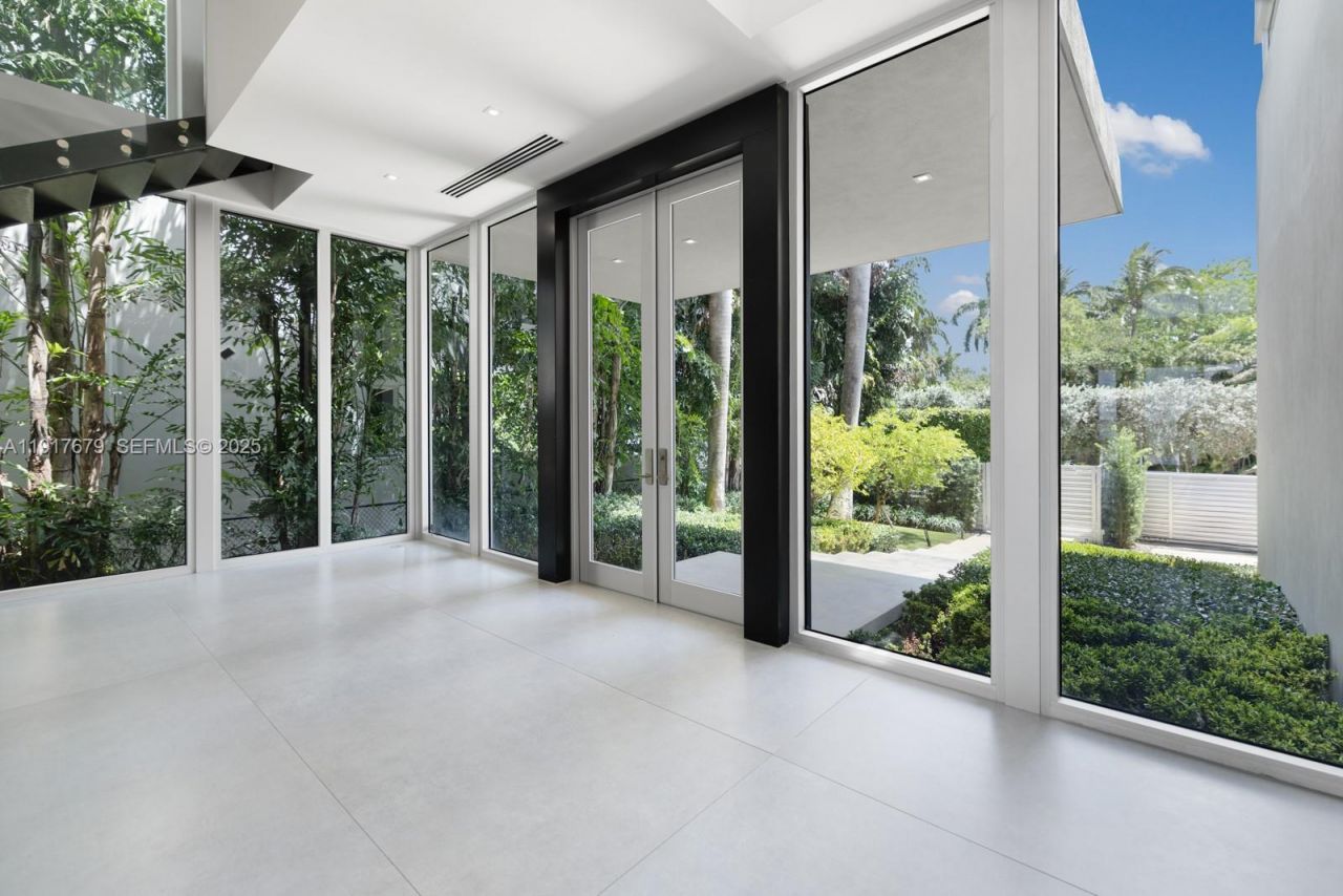 1379 N Venetian Way , Miami, FL 33139 Photo