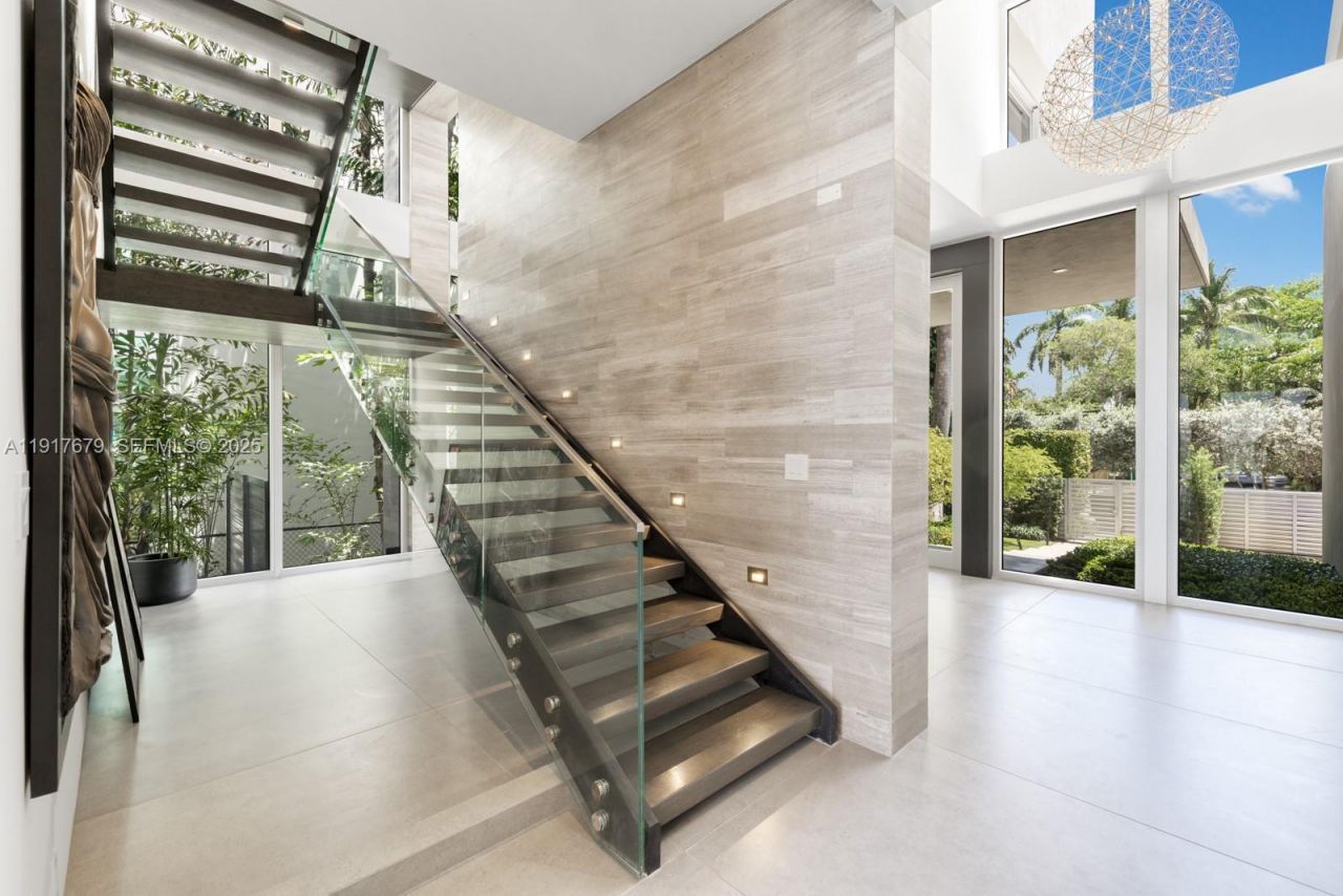 1379 N Venetian Way , Miami, FL 33139 Photo