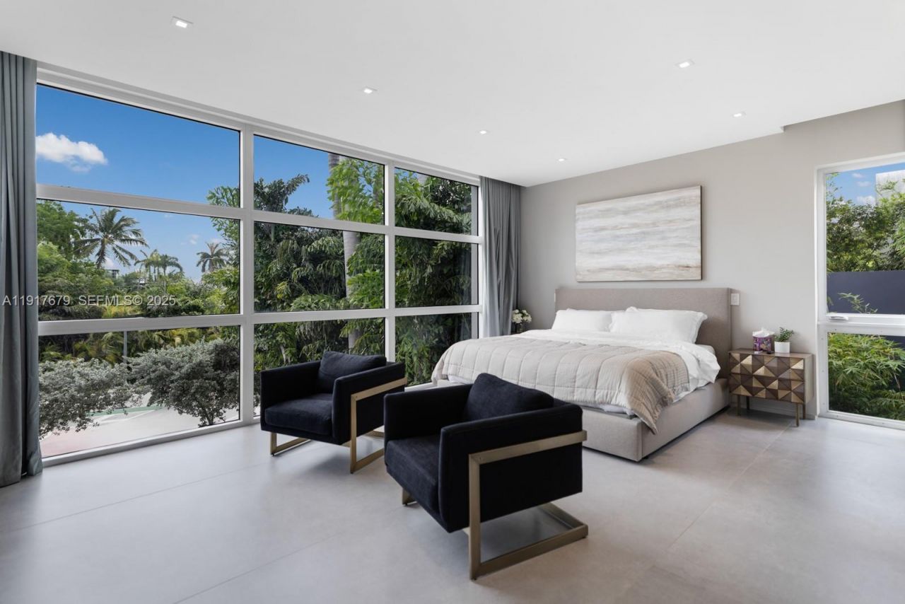 1379 N Venetian Way , Miami, FL 33139 Photo