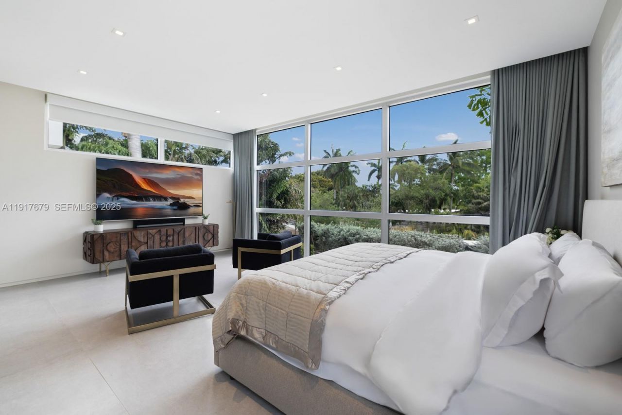 1379 N Venetian Way , Miami, FL 33139 Photo