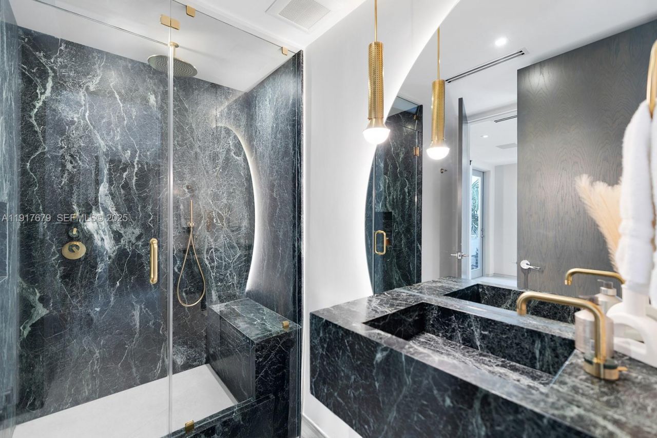 1379 N Venetian Way , Miami, FL 33139 Photo