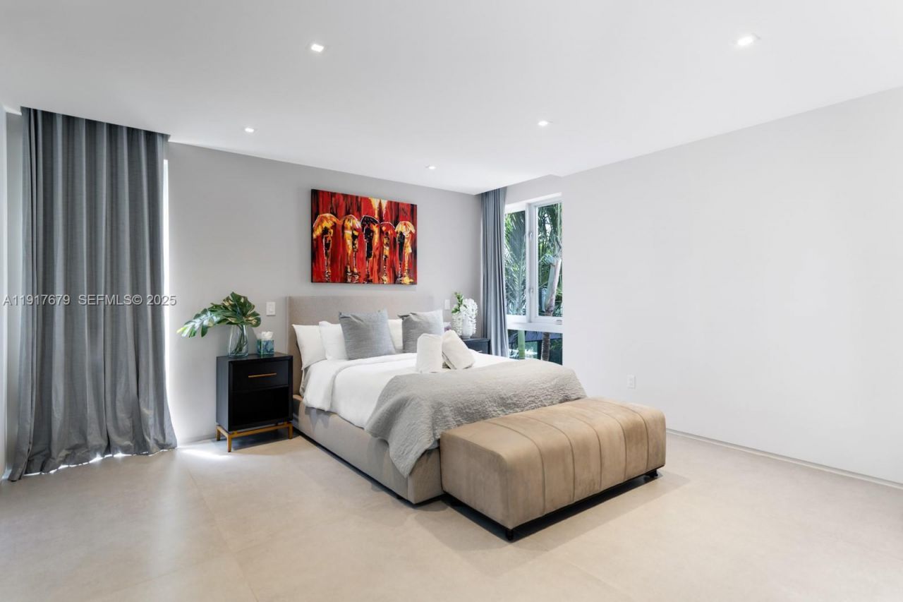 1379 N Venetian Way , Miami, FL 33139 Photo