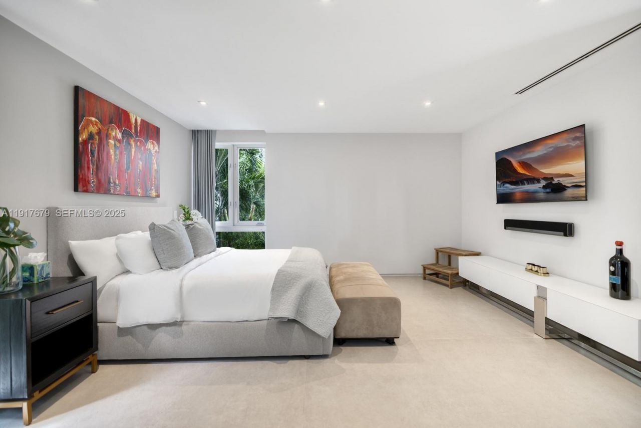 1379 N Venetian Way , Miami, FL 33139 Photo