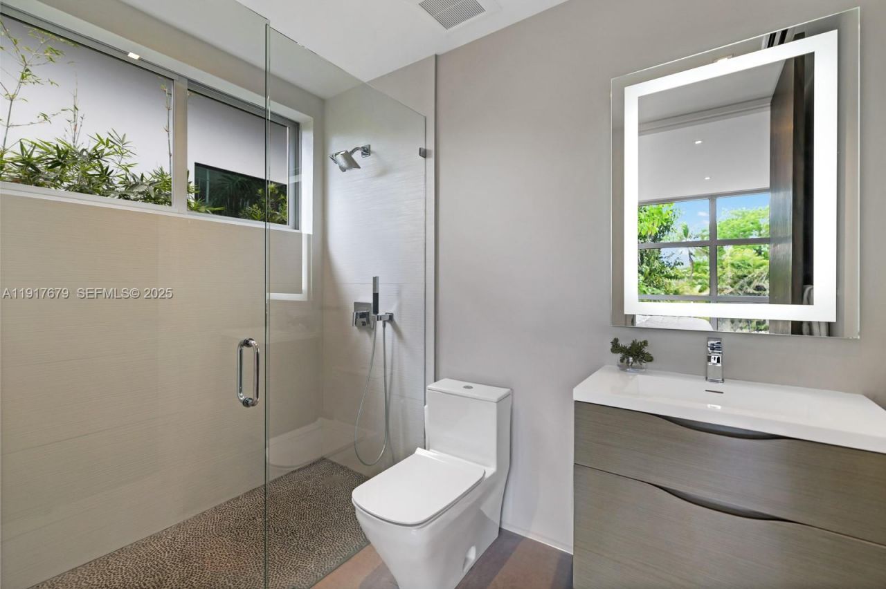 1379 N Venetian Way , Miami, FL 33139 Photo