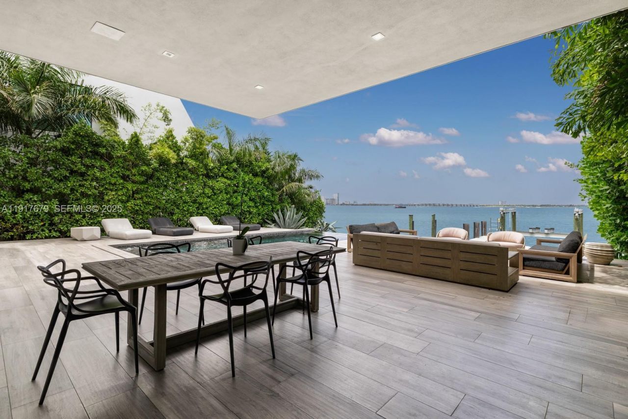 1379 N Venetian Way , Miami, FL 33139 Photo