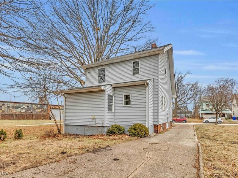 1698 Wickford Road, Cleveland, OH 44112 Photo 3