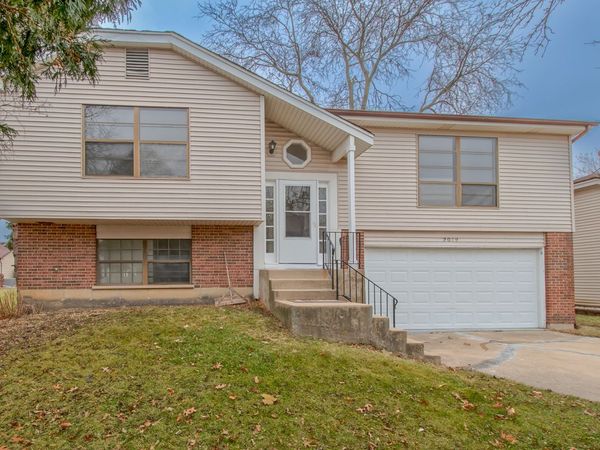 2019 WILLIAMSBURG Drive, Streamwood, IL 60107