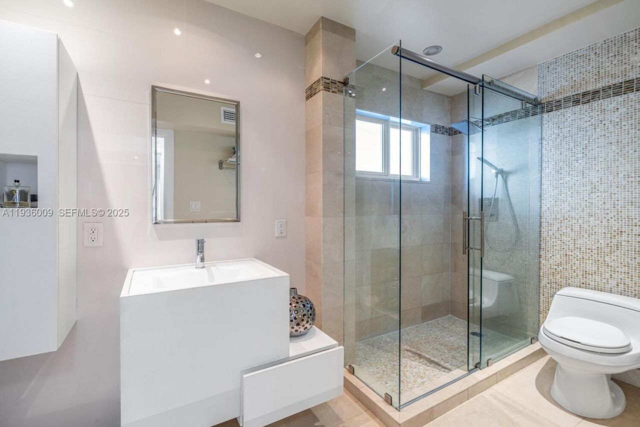 325 Ocean Dr, Unit 409, Miami Beach, FL 33139 Photo