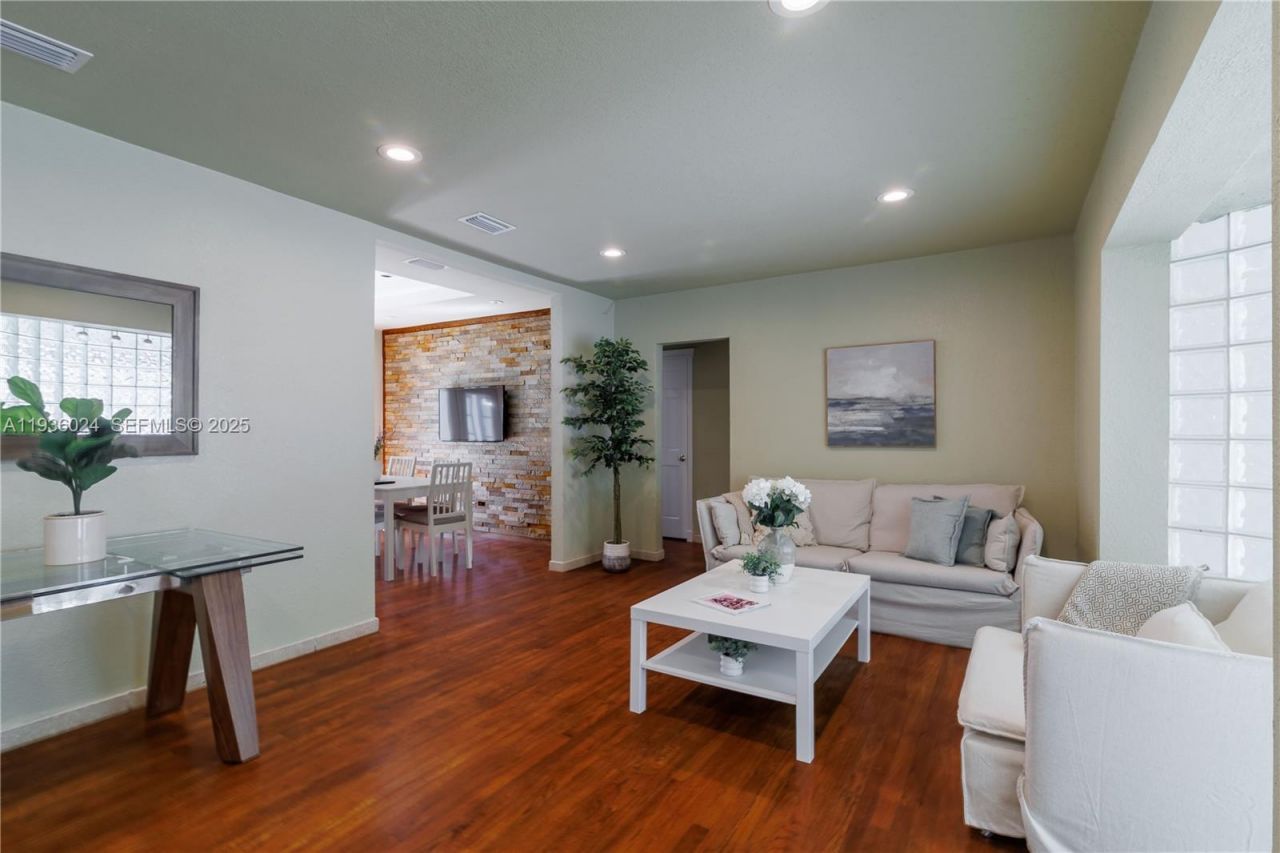 250 NE 48th St , Miami, FL 33137 Photo