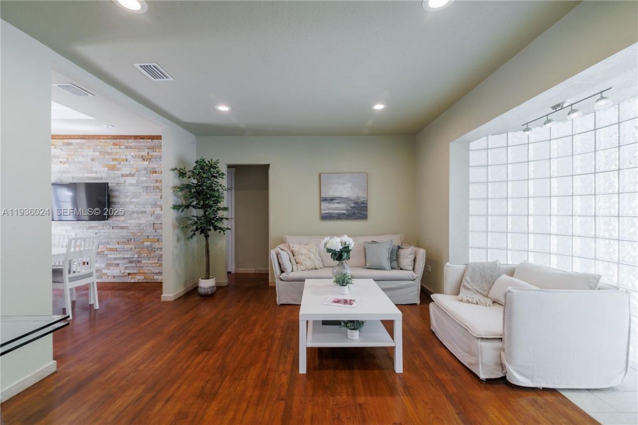 250 NE 48th St , Miami, FL 33137 Photo