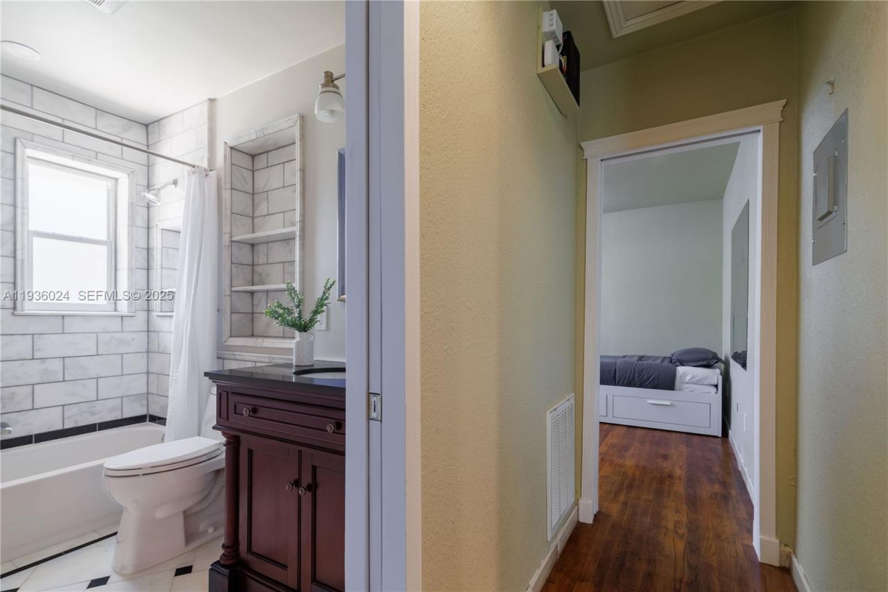 250 NE 48th St , Miami, FL 33137 Photo