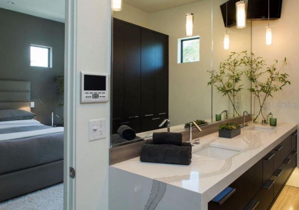 356 Bayview Drive Ne, Saint Petersburg, FL 33704 Photo