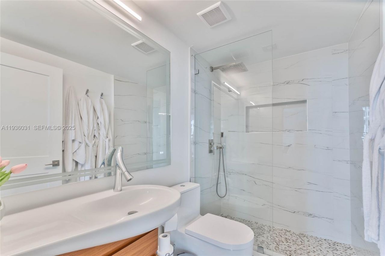 701 Brickell Key Blvd, Unit 808, Miami, FL 33131 Photo