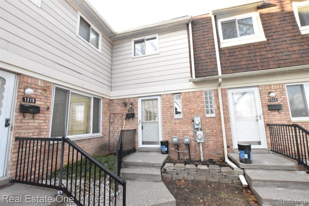 1323 Laurel Valley Drive, Waterford Township, MI 48327 Main Photo