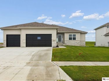 8704 Legacy Street, Papillion, NE 68046