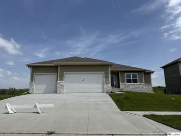 8704 Legacy Street, Papillion, NE 68046