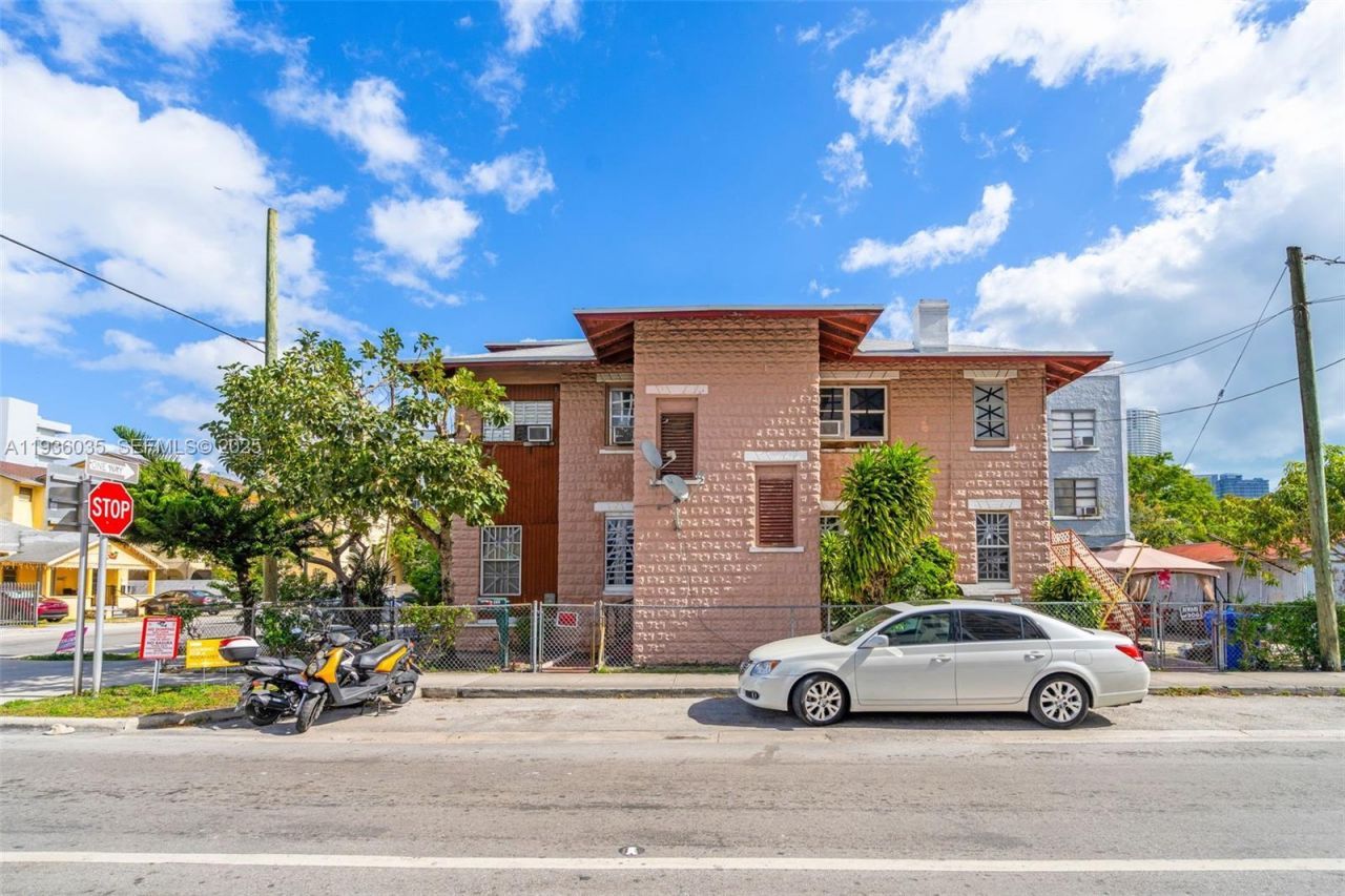 676 SW 1st St, Miami, FL 33130 Photo