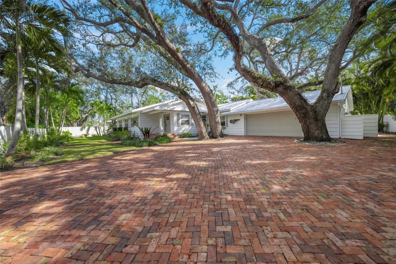 3331 Old Oak Drive, Sarasota, FL 34239 Photo