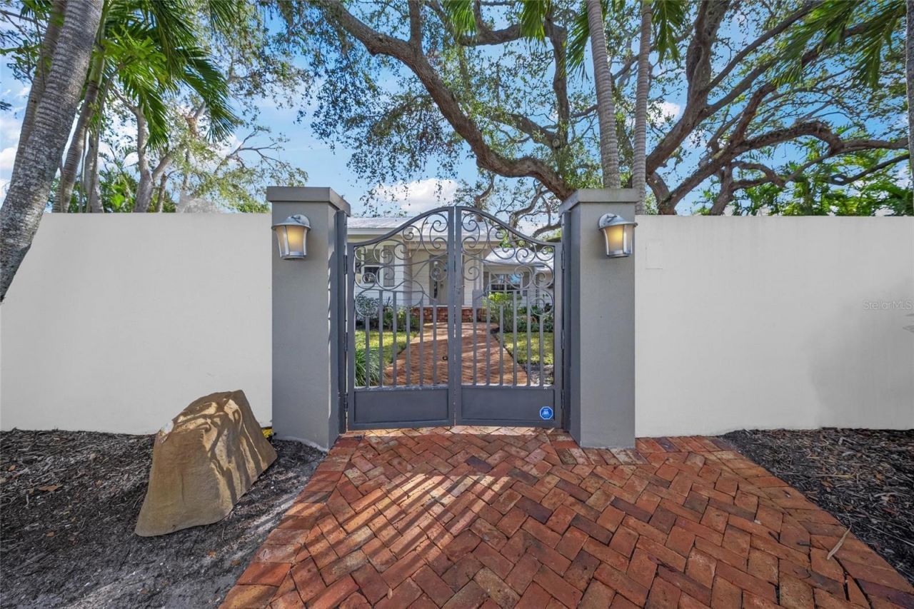 3331 Old Oak Drive, Sarasota, FL 34239 Photo