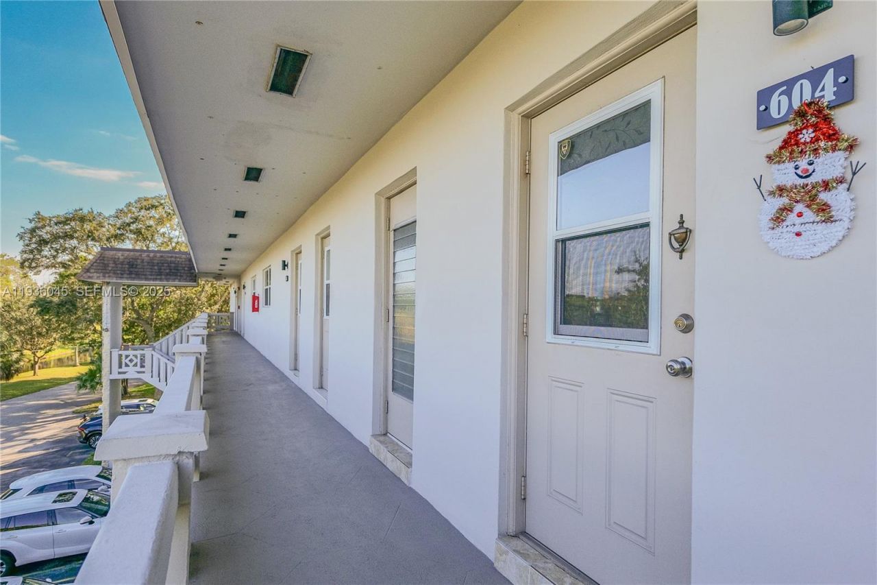 3501 NW 47th Ave , Unit 604, Lauderdale Lakes, FL 33319 Photo