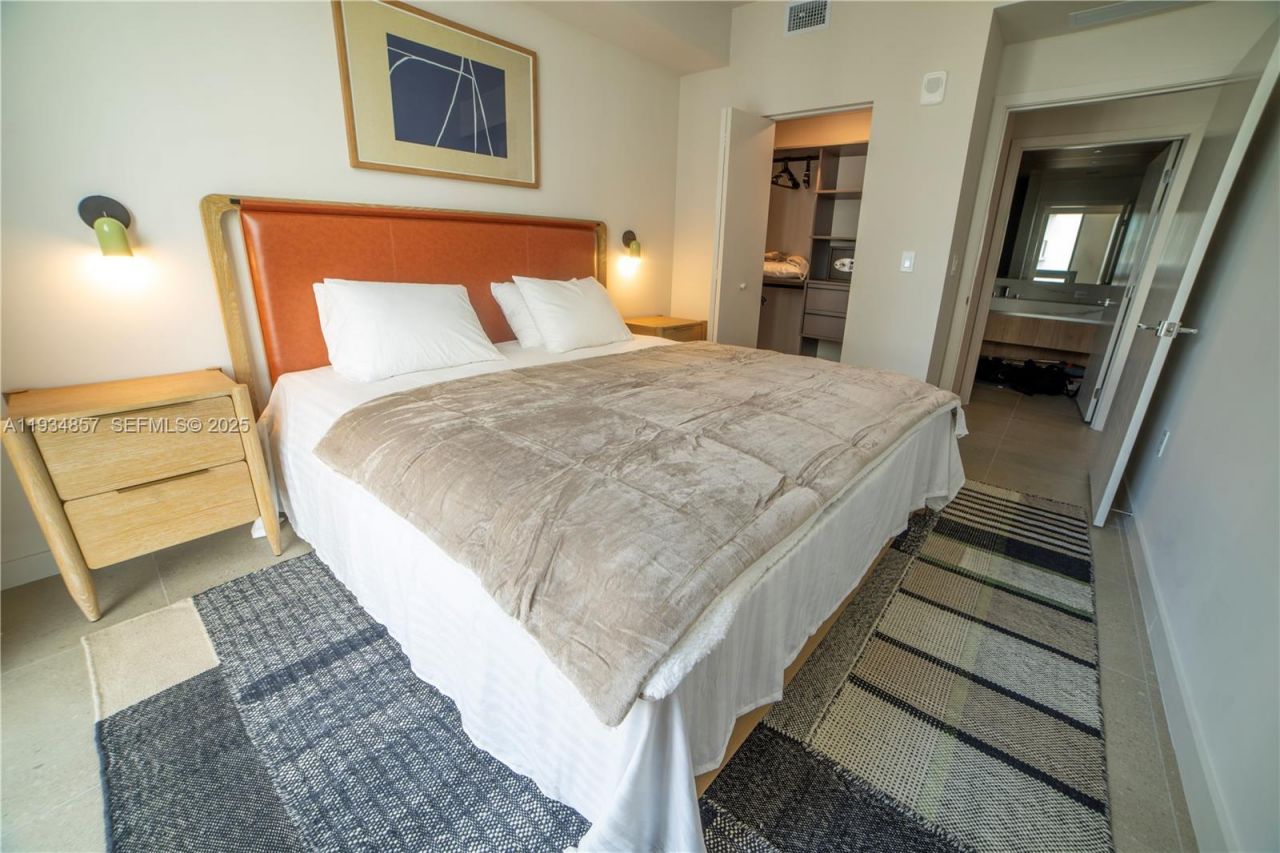 11 NE 6th , Unit 2013, Miami, FL 33132 Photo