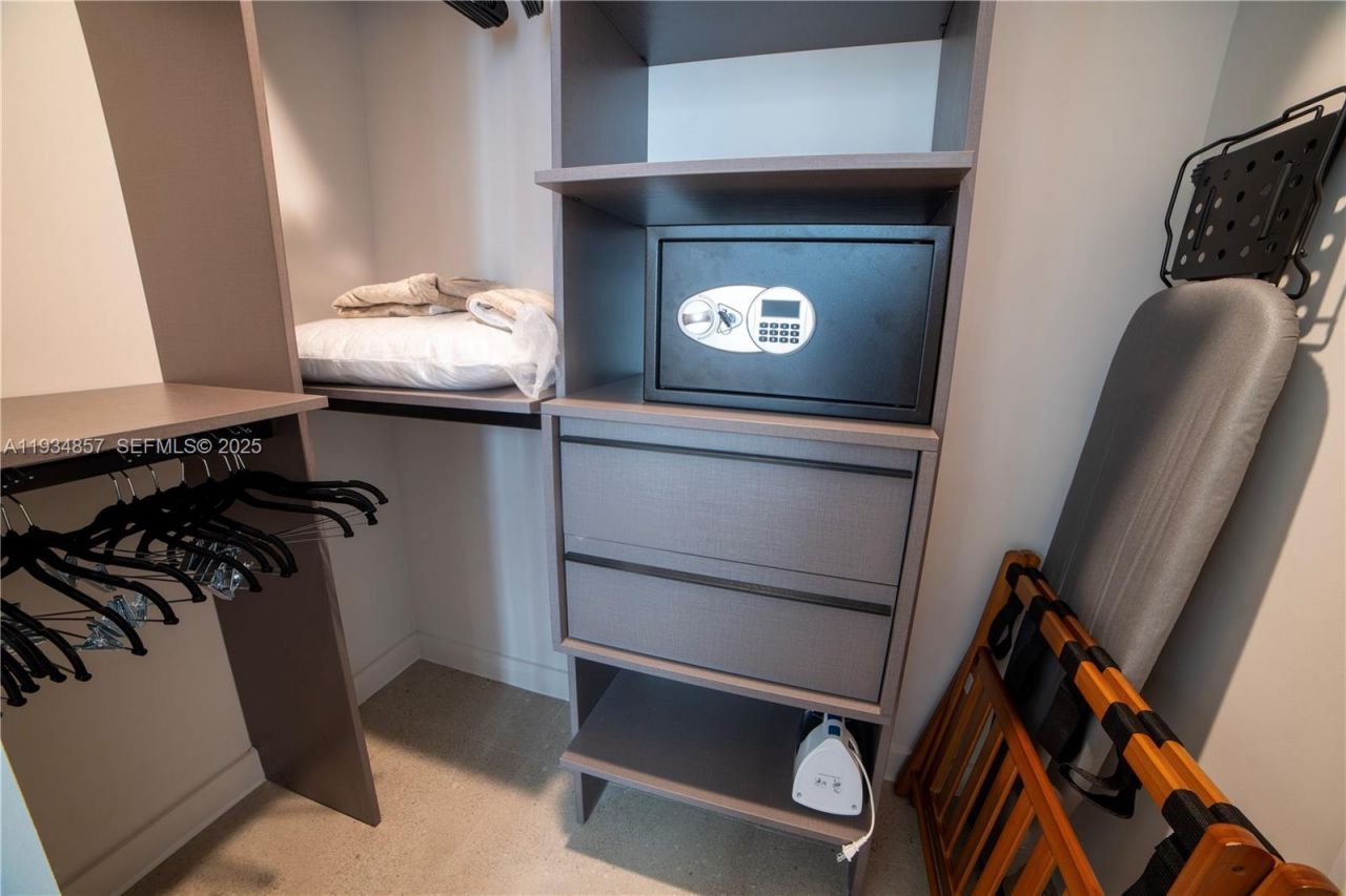 11 NE 6th , Unit 2013, Miami, FL 33132 Photo