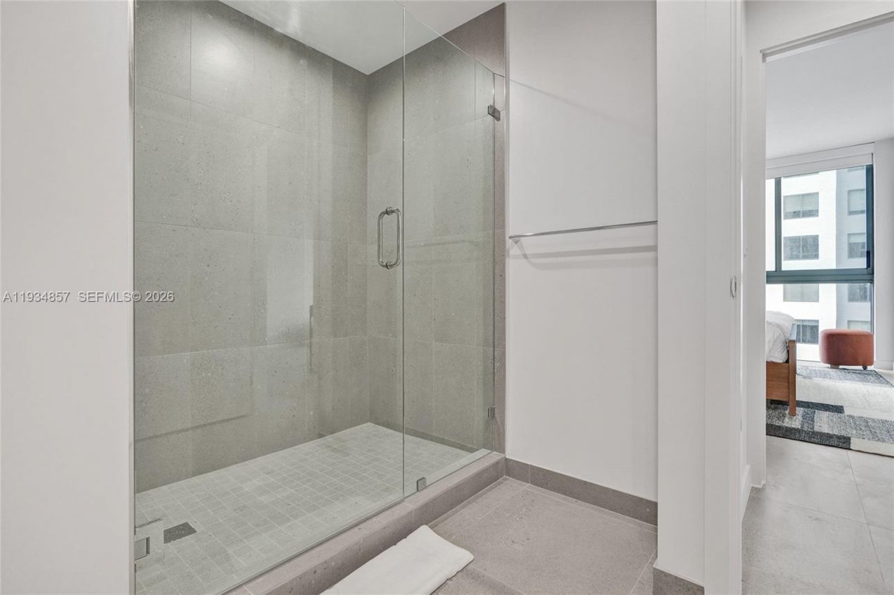 11 NE 6th , Unit 2013, Miami, FL 33132 Photo