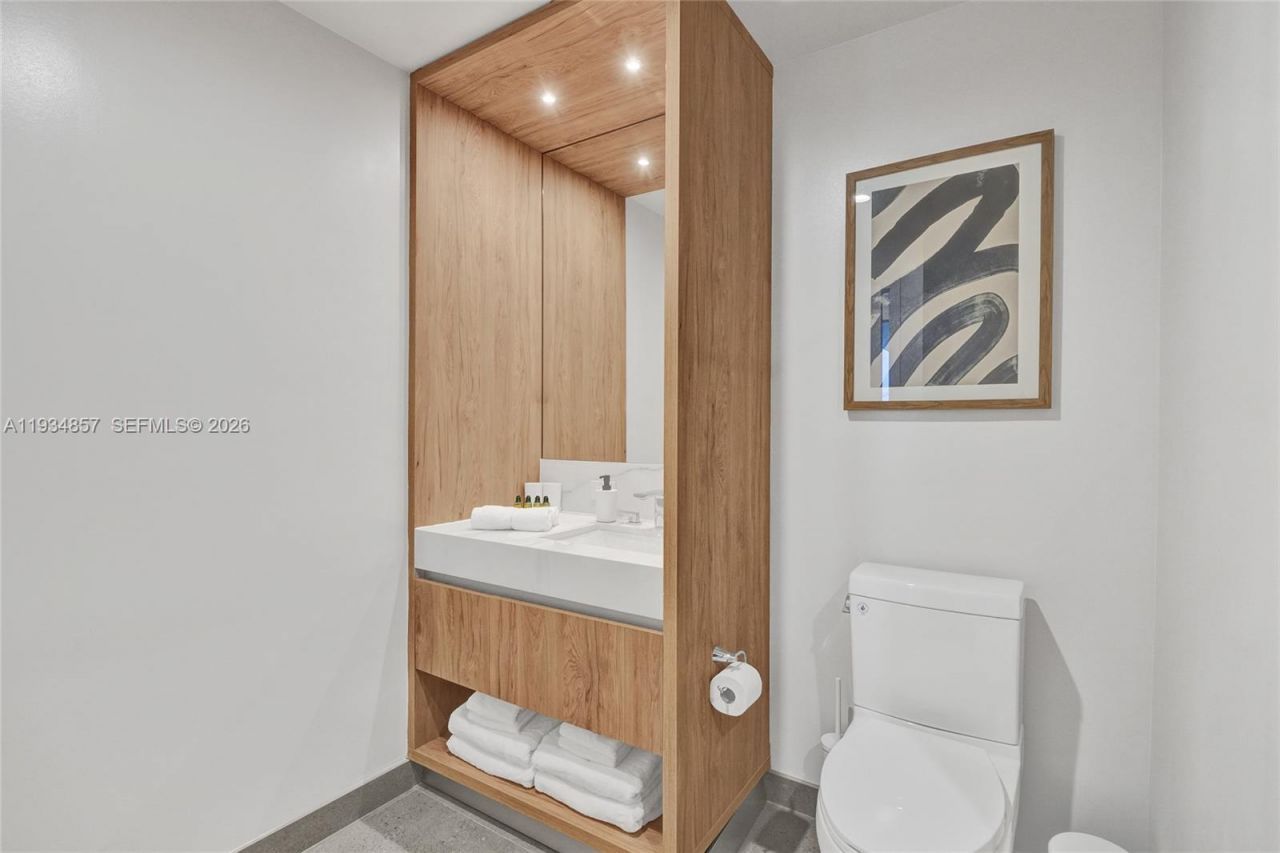 11 NE 6th , Unit 2013, Miami, FL 33132 Photo