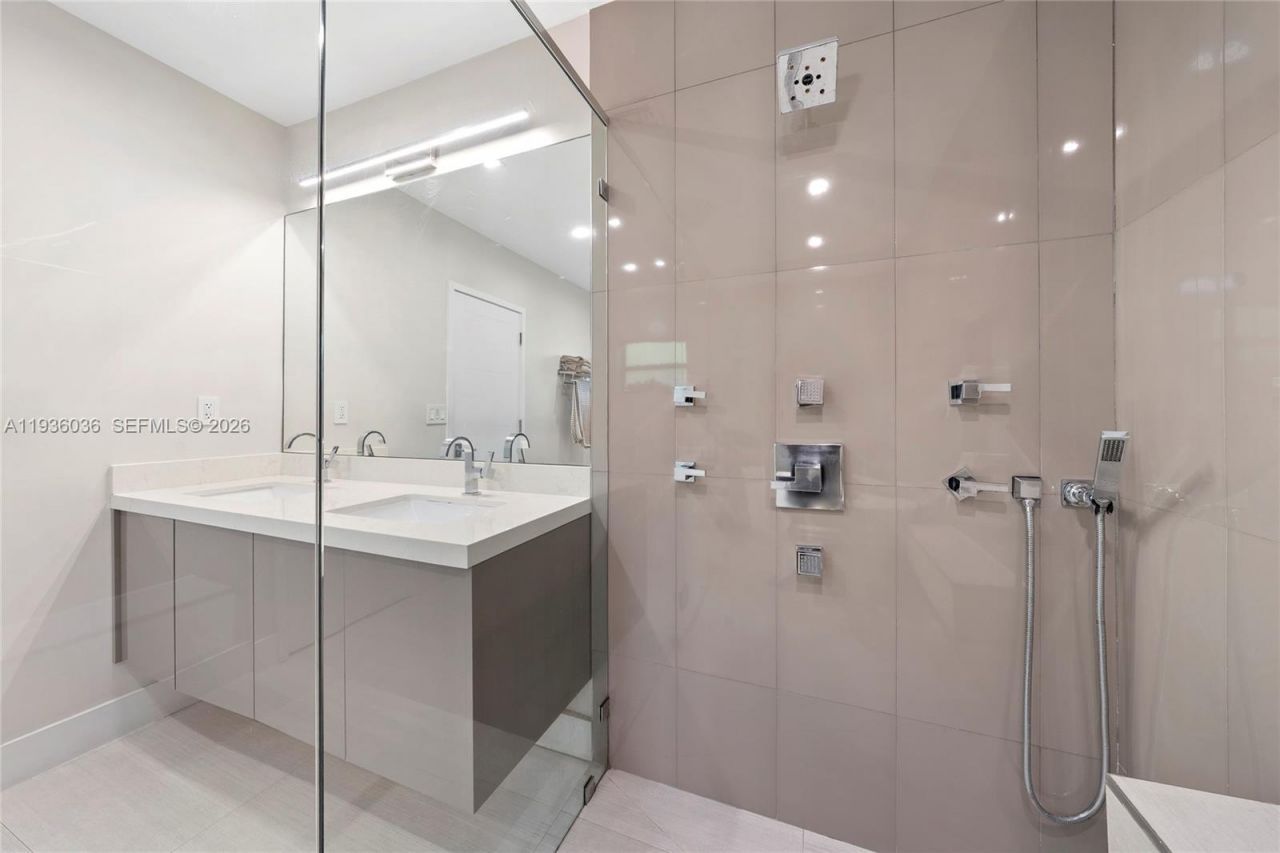 3141 N Bay Rd, Miami Beach, FL 33140 Photo