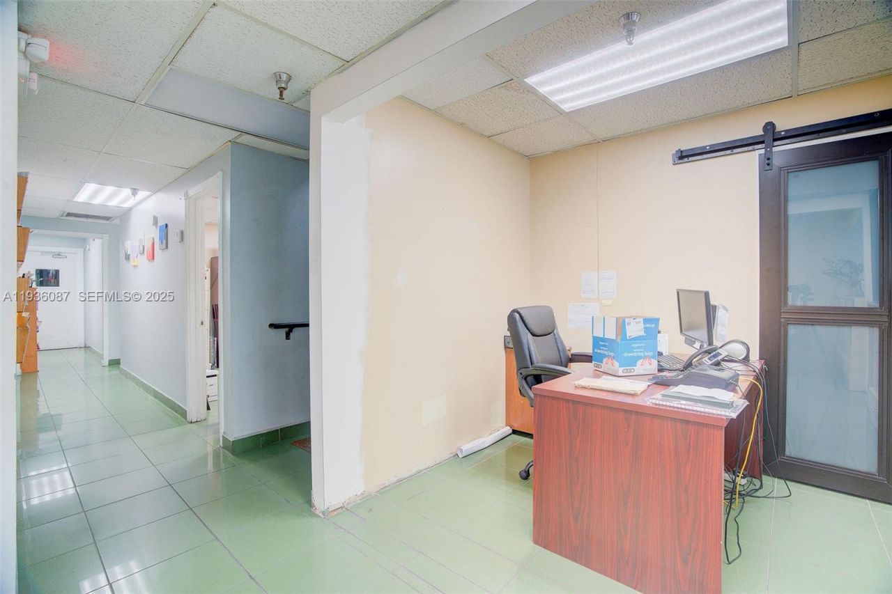 6860 NW 75th St, Medley, FL 33166 Photo