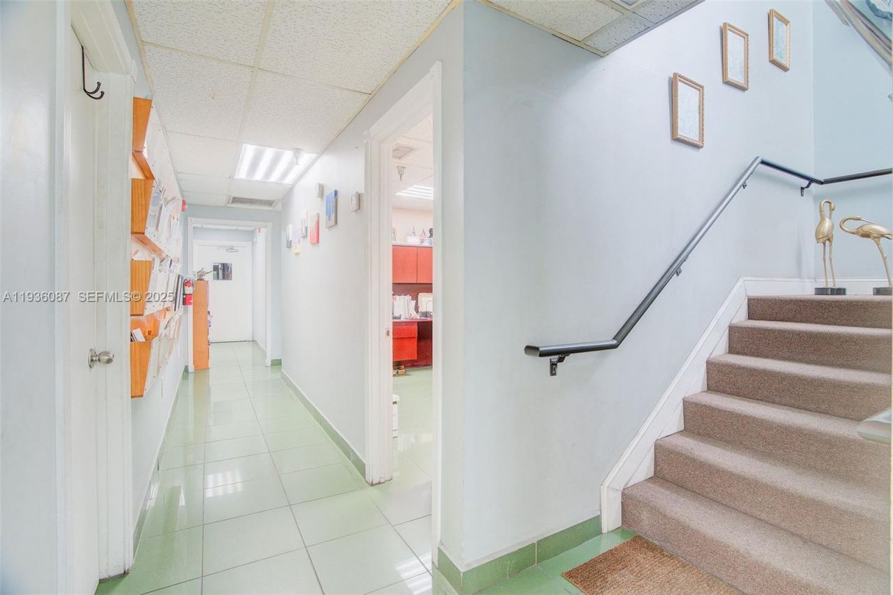 6860 NW 75th St, Medley, FL 33166 Photo