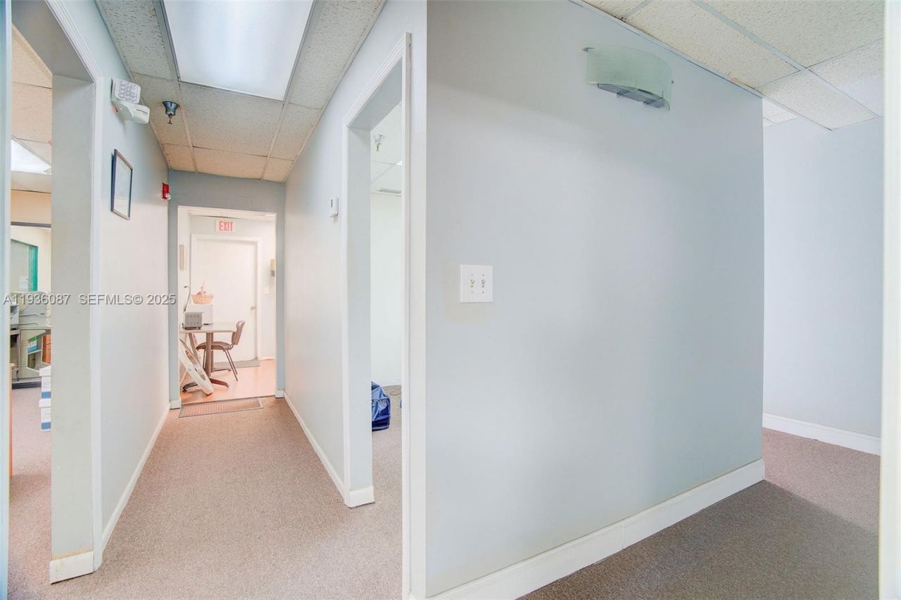 6860 NW 75th St, Medley, FL 33166 Photo