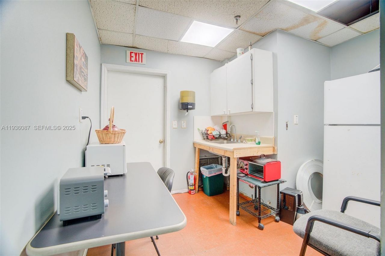 6860 NW 75th St, Medley, FL 33166 Photo