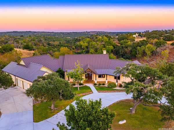 131 N Bootlegger Ln, Kerrville, TX 78028