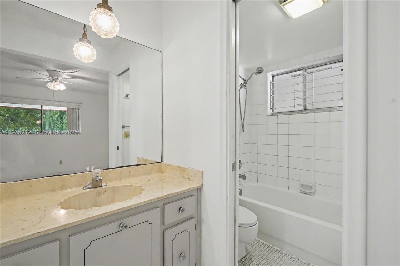 3501 Inverrary Dr, Unit 204, Lauderhill, FL 33319 Photo