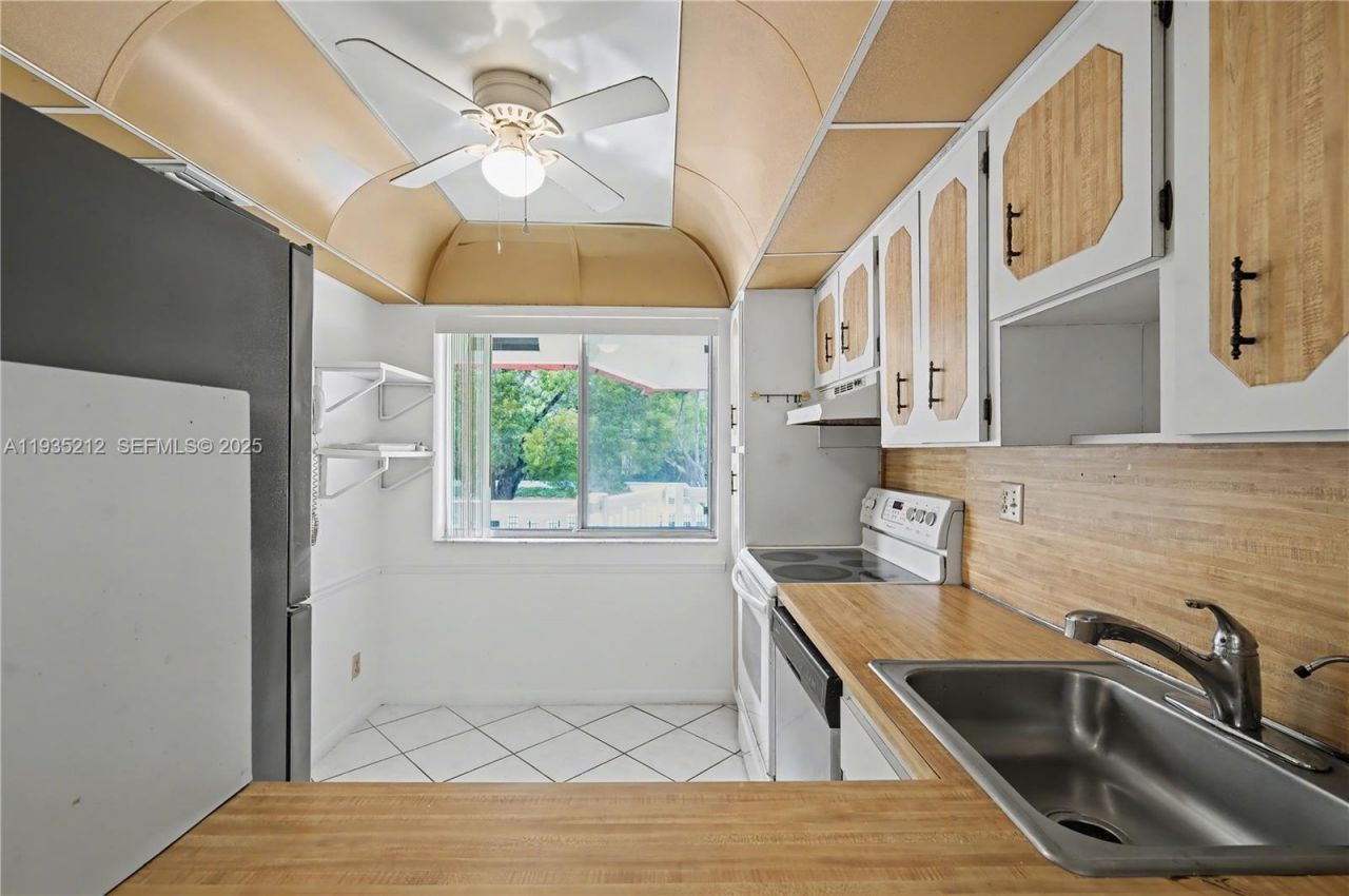 3501 Inverrary Dr, Unit 204, Lauderhill, FL 33319 Photo