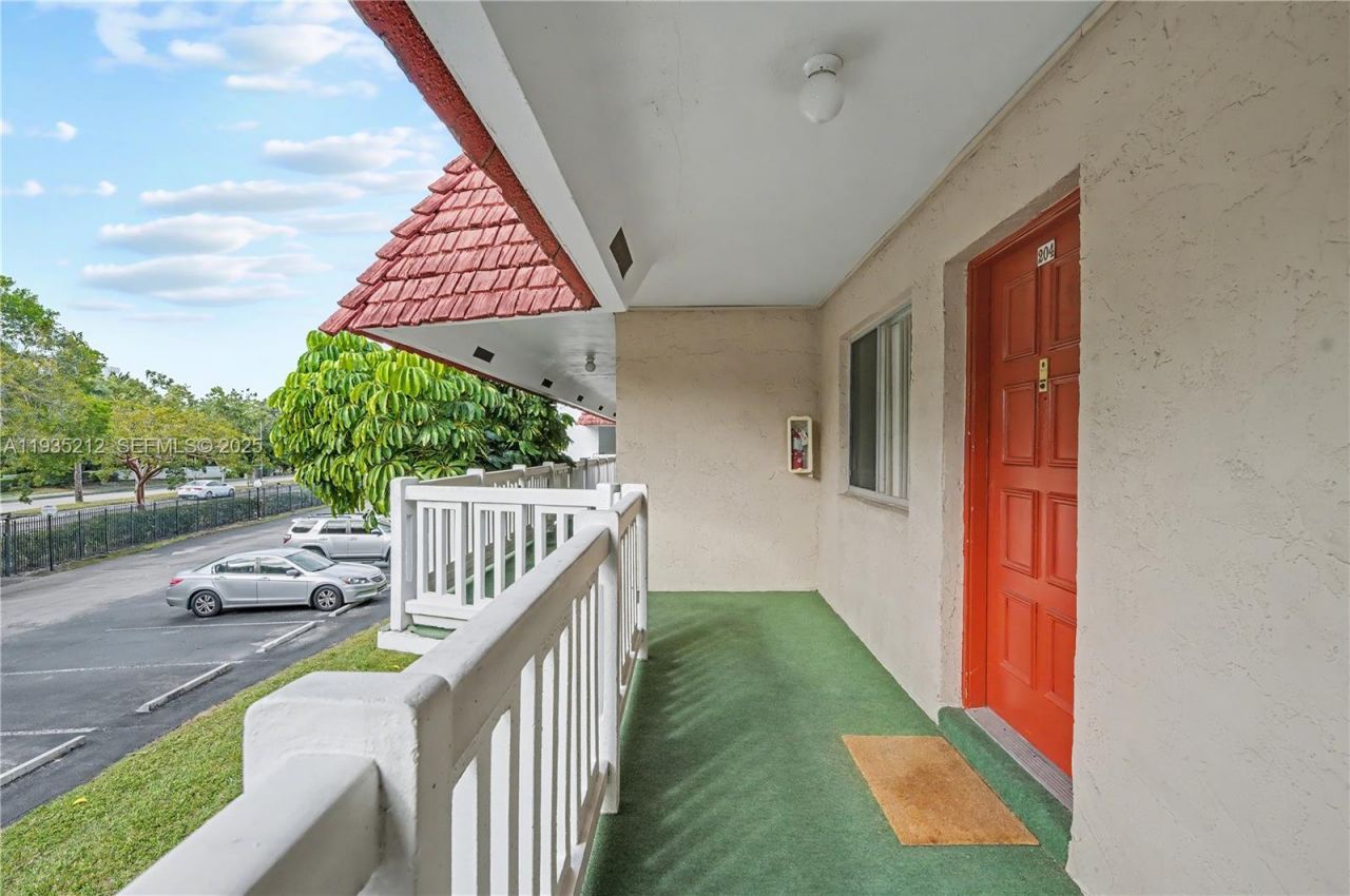 3501 Inverrary Dr, Unit 204, Lauderhill, FL 33319 Photo