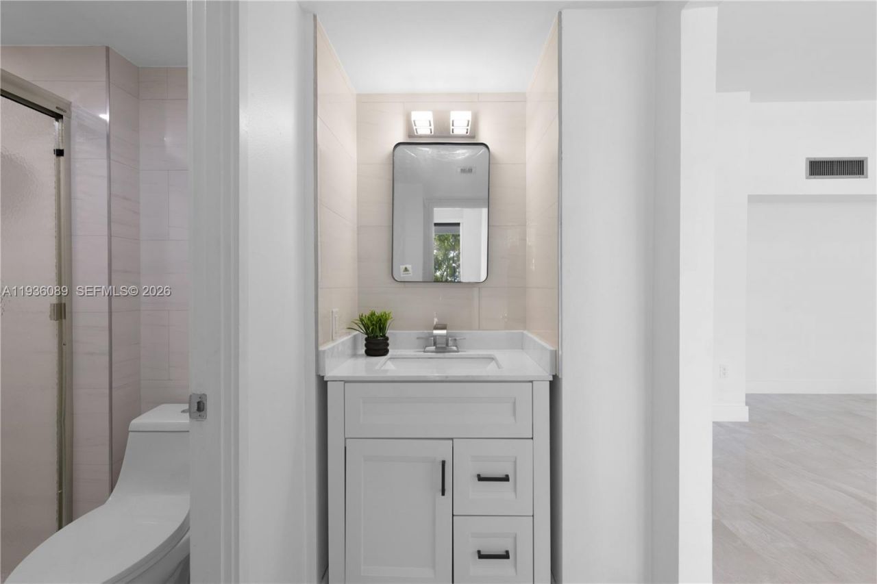 3731 N Country Club Dr , Unit 124, Aventura, FL 33180 Photo