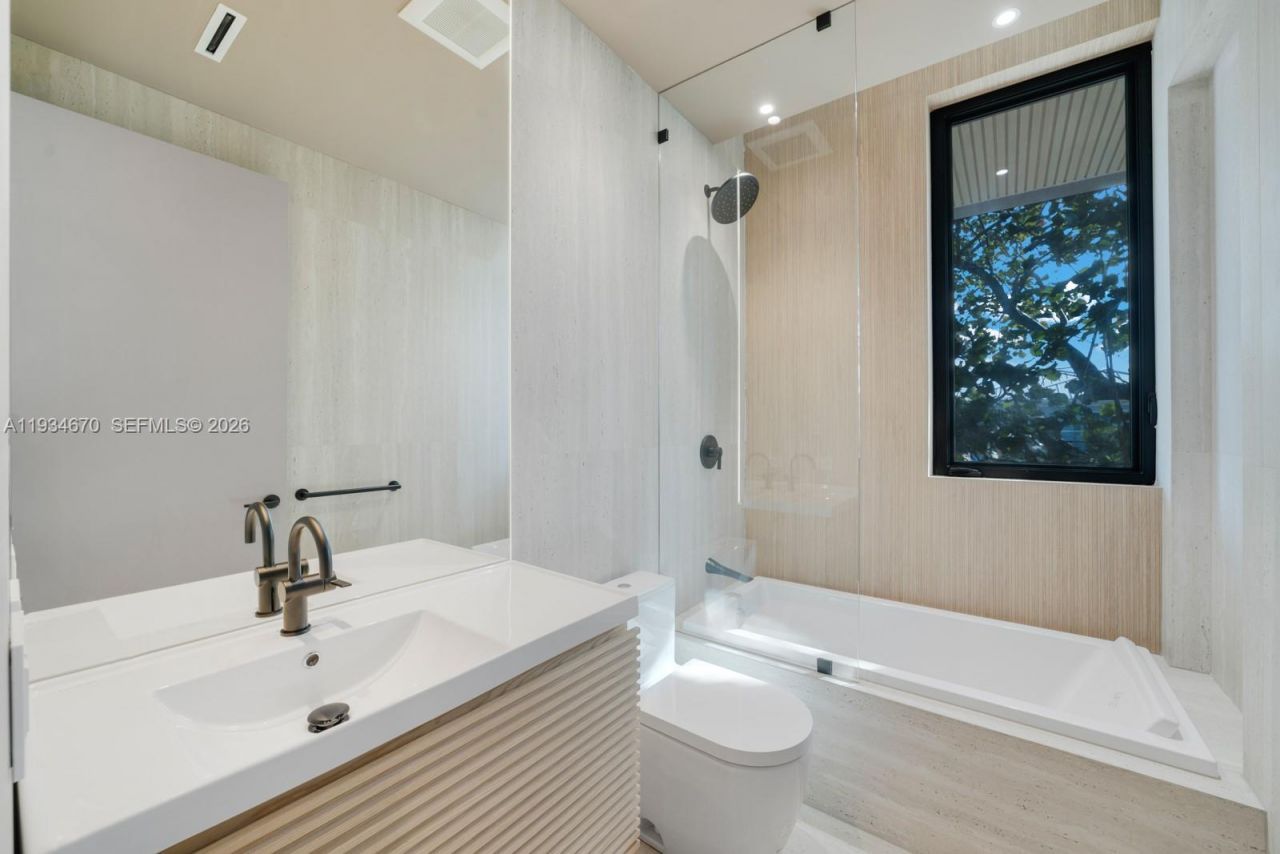 641 Flamingo Dr, Fort Lauderdale, FL 33301 Photo