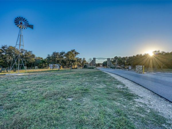137 Falling Oak DR, Blanco, TX 78606