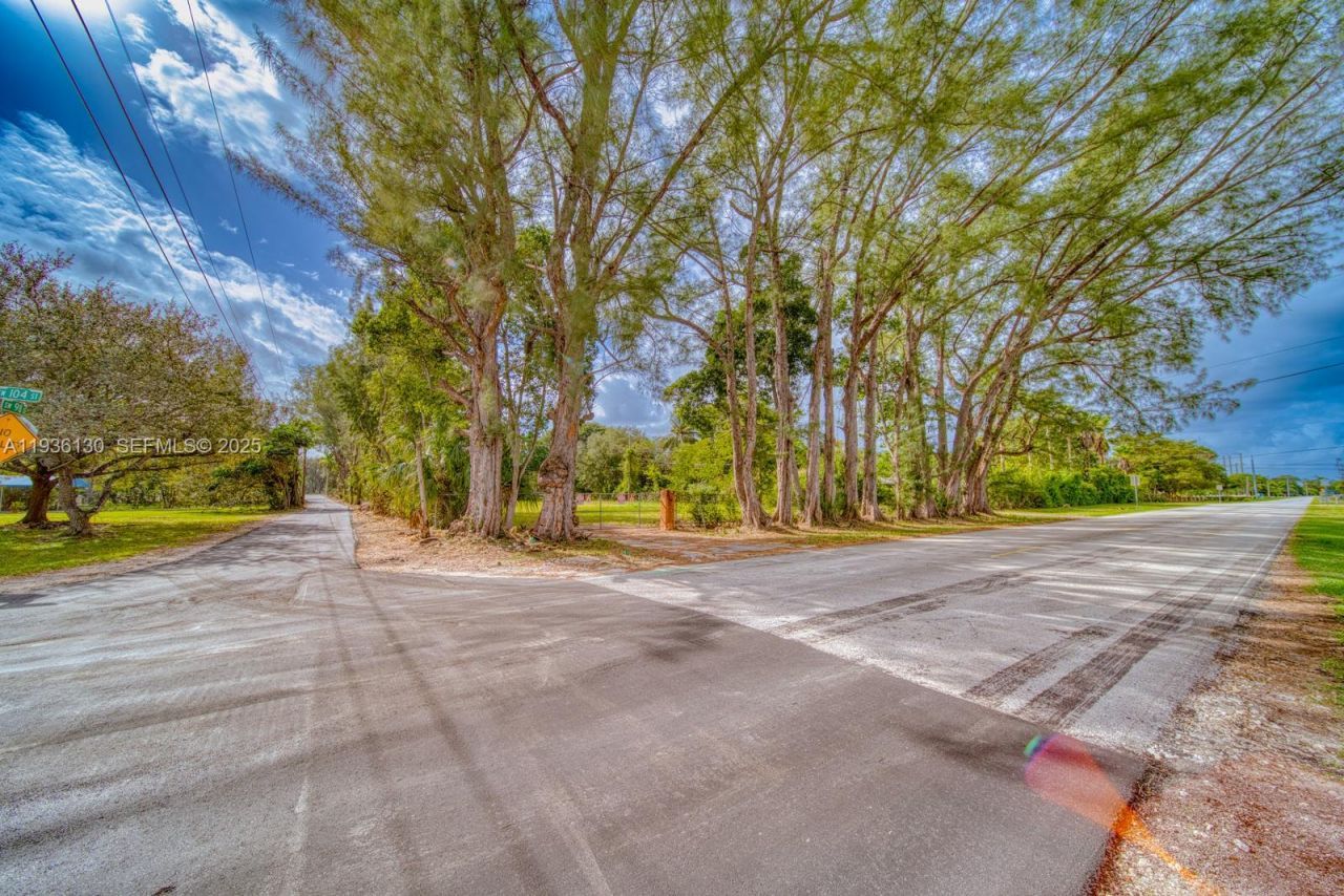 9840 SW 104th St , Miami, FL 33176 Photo