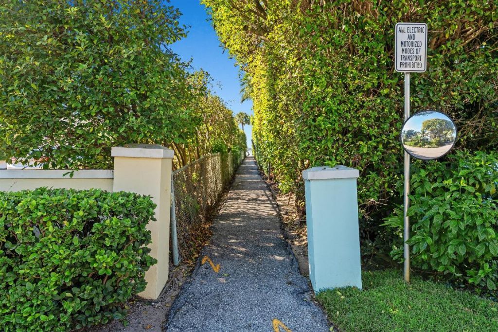 206 Queens Lane, Palm Beach, FL 33480 Photo