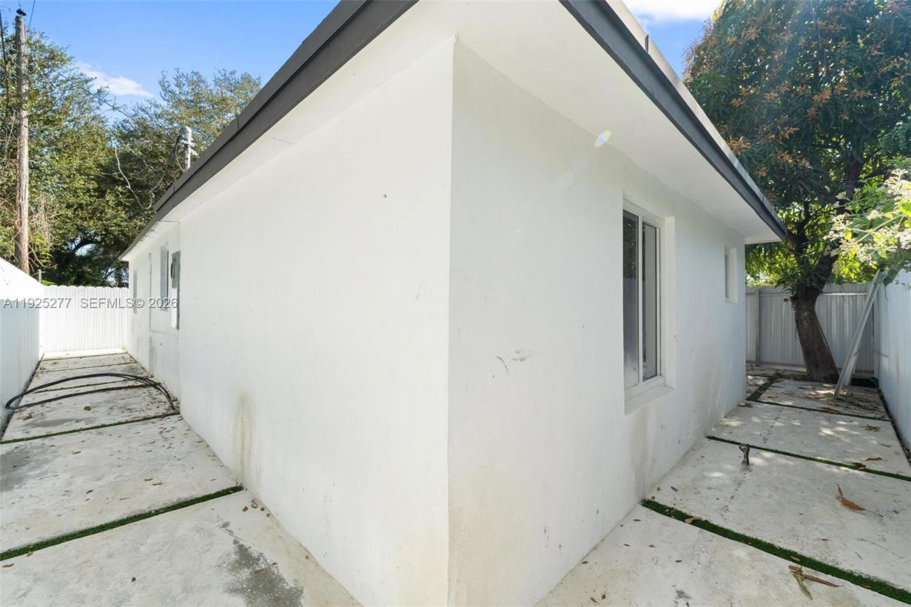 2285 NW 89th St, Miami, FL 33147 Photo