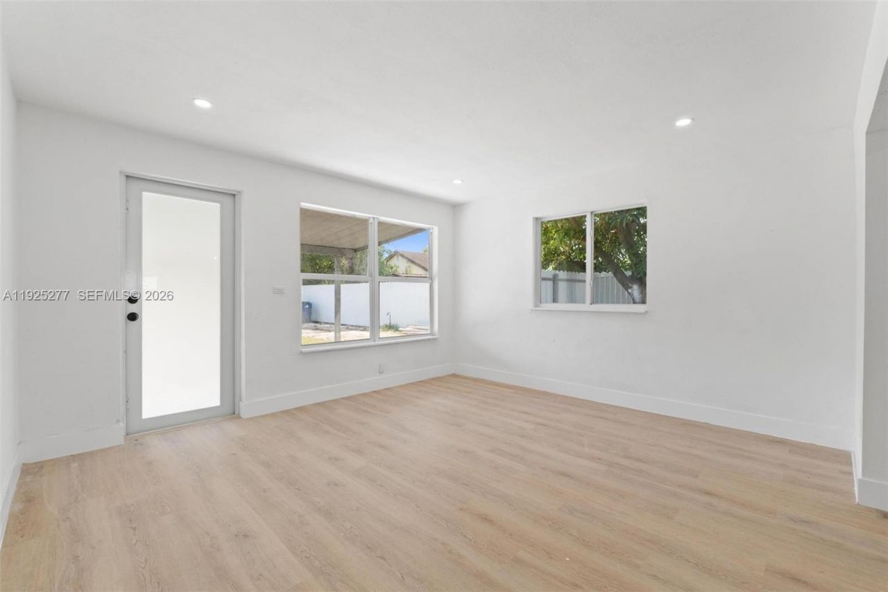 2285 NW 89th St, Miami, FL 33147 Photo