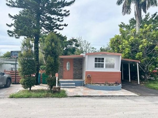 8732 SW 16th St, Davie, FL 33324